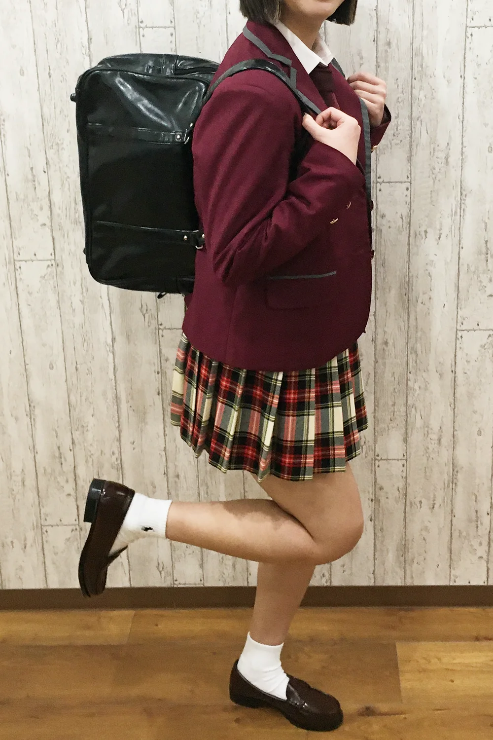 エンジ色のレディースブレザー学生服 その2